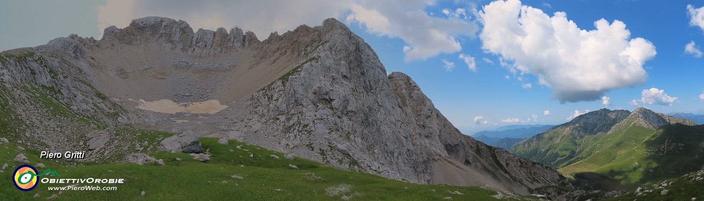 53  Oltre il passo di Corna Piana a quota 2180 m. con vista sulle rocciose pareti nord Arera, il Mandrone e verso il Menna.jpg